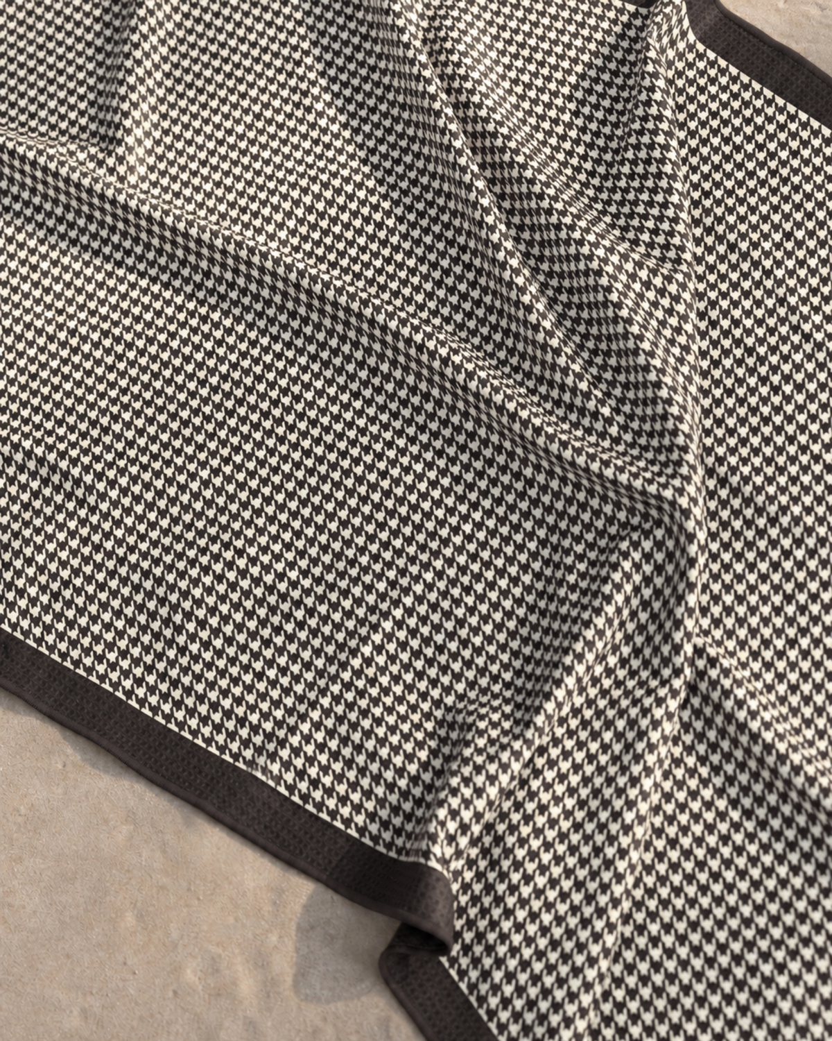 Mode black and cream houndstooth sand-free beach towel, Sand Society